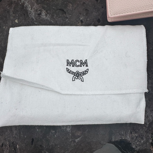 MCM NWOT Soft Pink Leather Bifold Wallet Embossed Logo Made in Korea - Picture 4 of 14